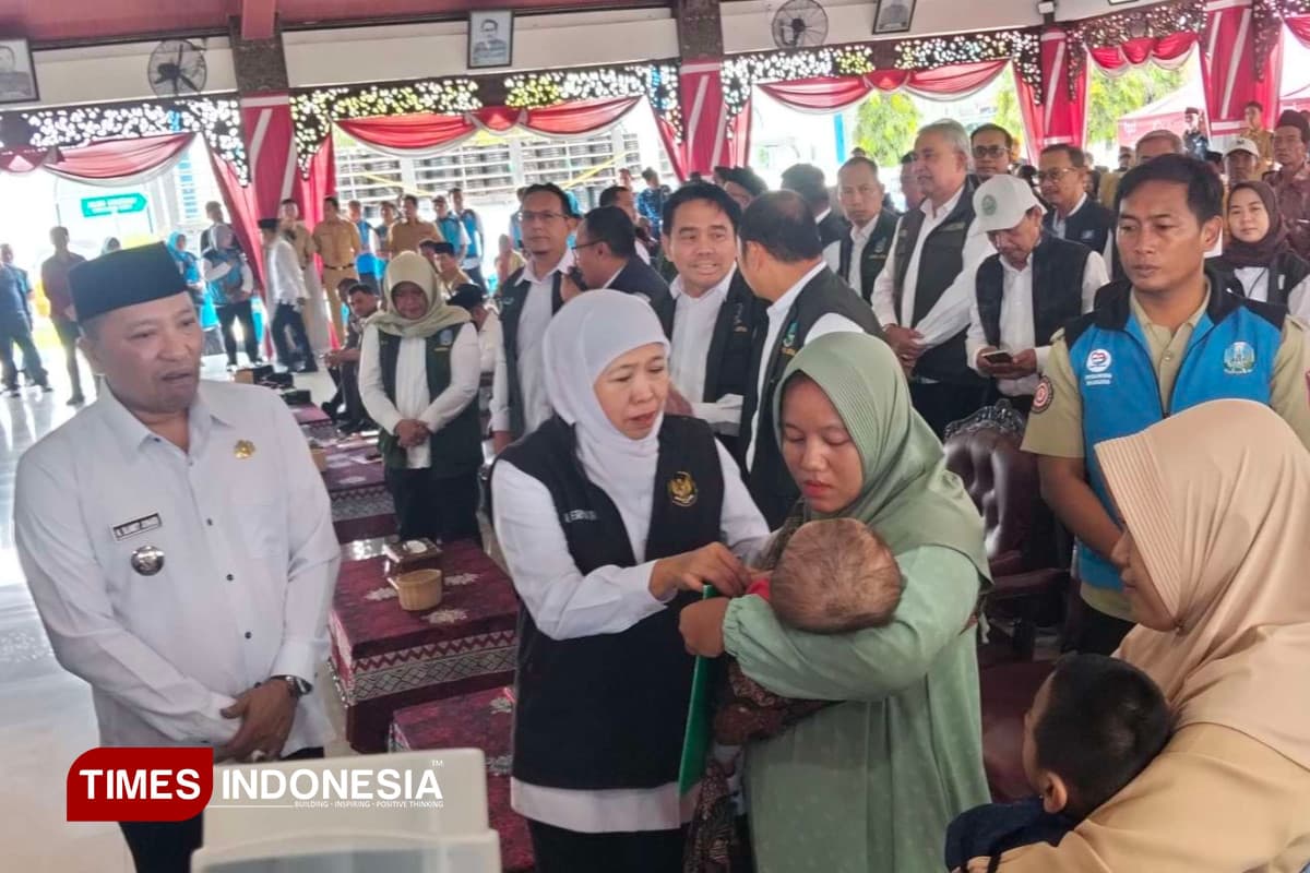 Bupati Sampang Dampingi Khofifah Salurkan Bansos dan Zakat Produktif di Pendopo Trunojoyo